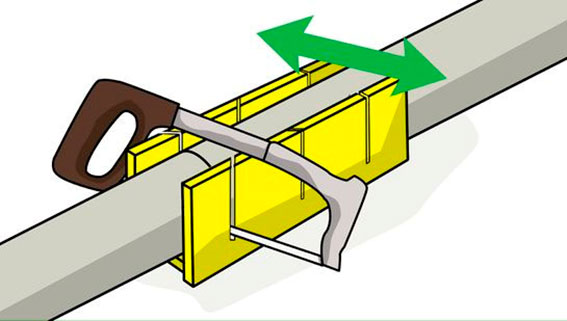 Cortar con una sierra de inglete tuberia de PVC 1